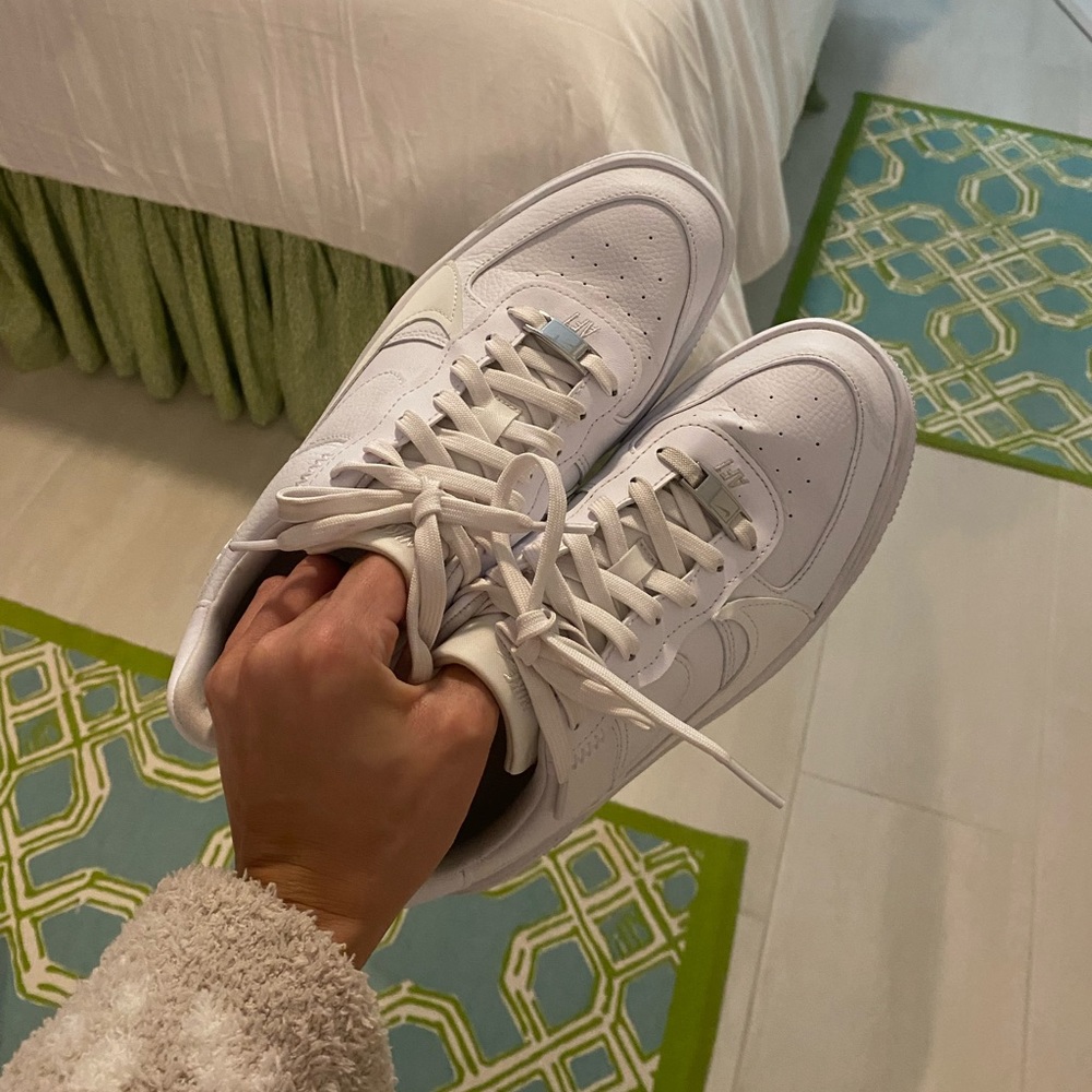 EUC Nike Air Force PLA.T.FORM in White